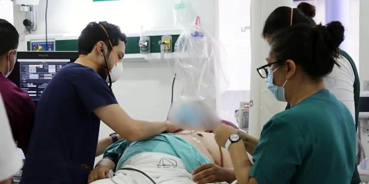 Personal médico del IMSS durante su jornada laboral; la Suprema Corte determinó limitar los beneficios económicos solo a quienes trabajan en áreas de alto riesgo.