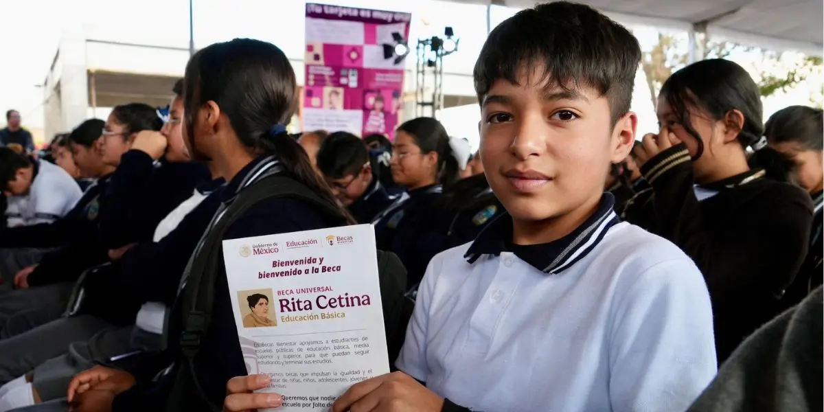 Entrega de apoyo económico a estudiantes de primaria como parte del programa Beca Rita Cetina 2026 en México.