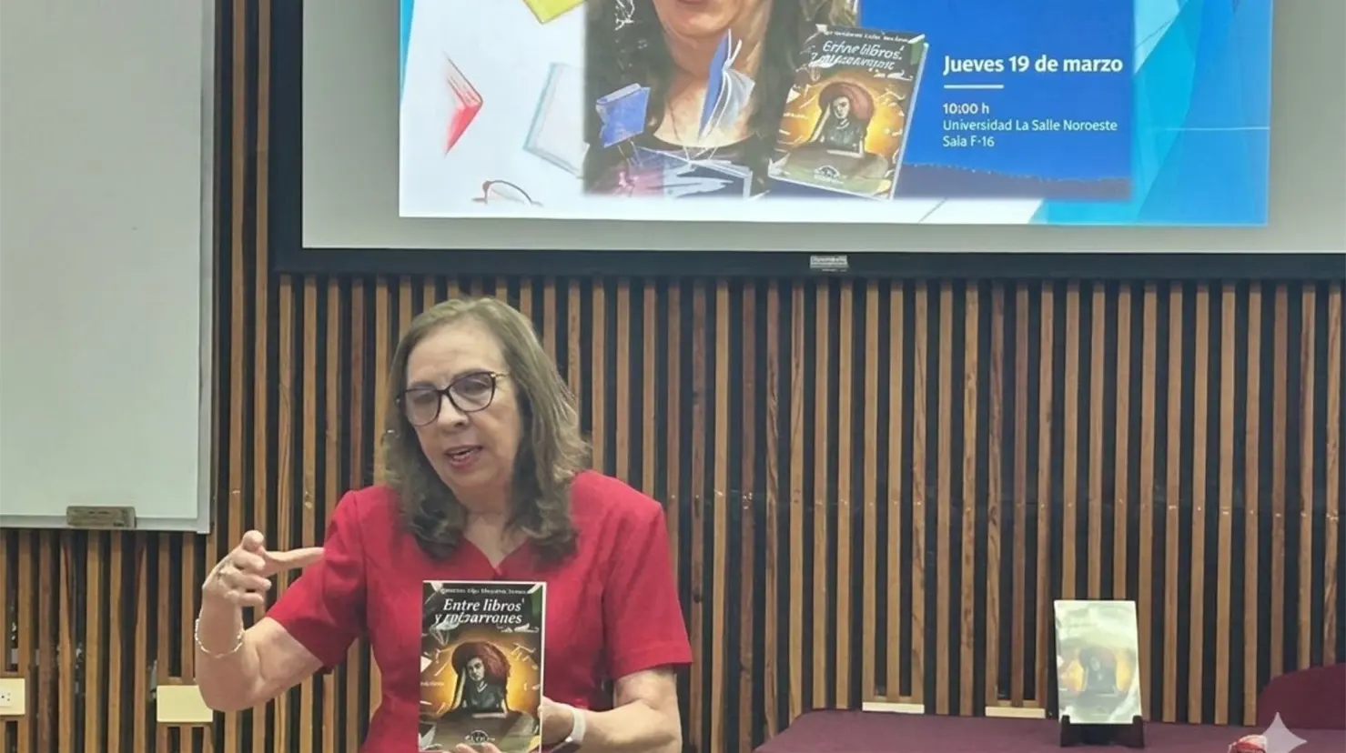 Presenta Margarita Araux Entre libros y pizarrones en Universidad La Salle Noroeste