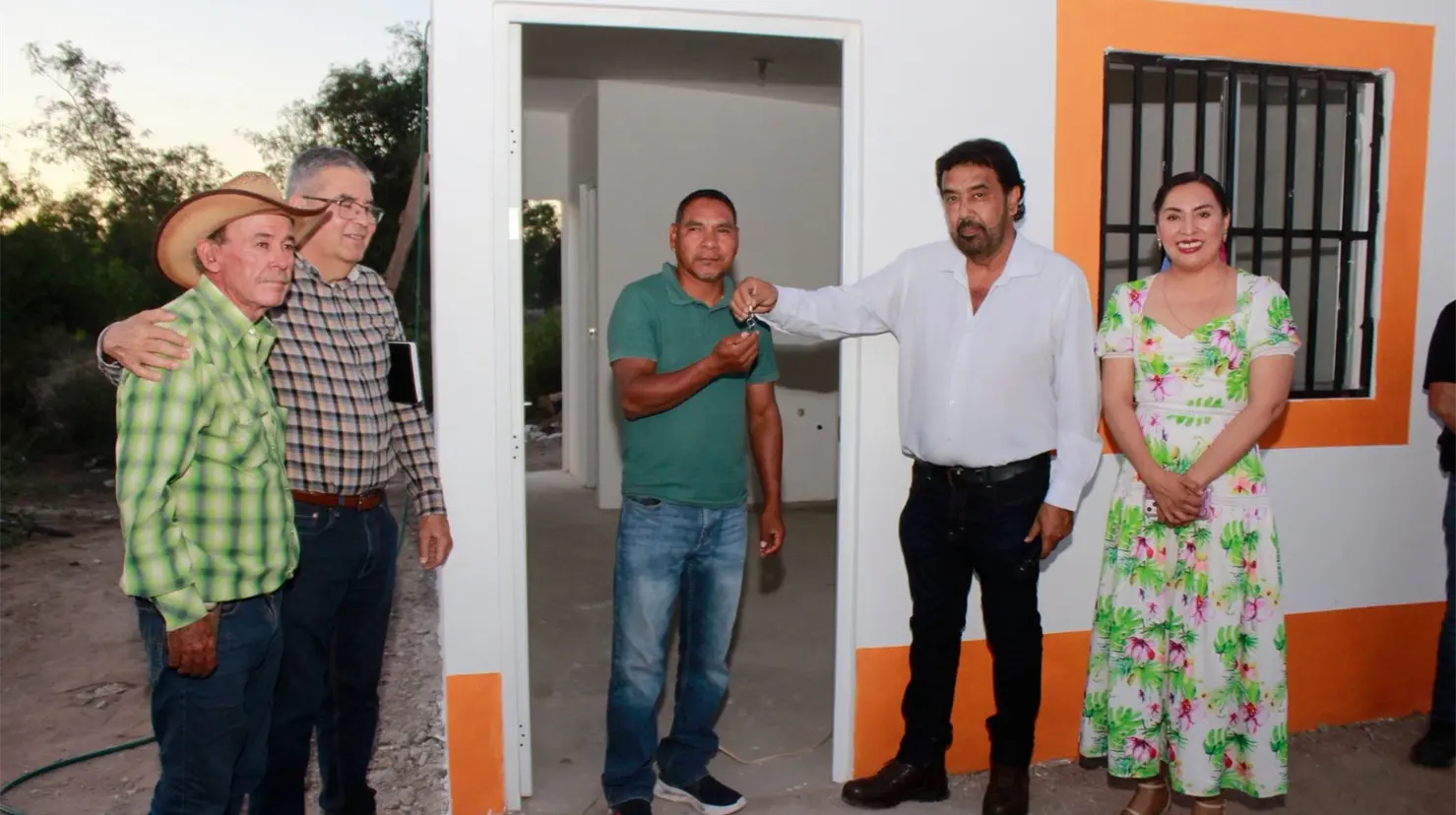 Inicia entrega de 142 viviendas en Etchojoa