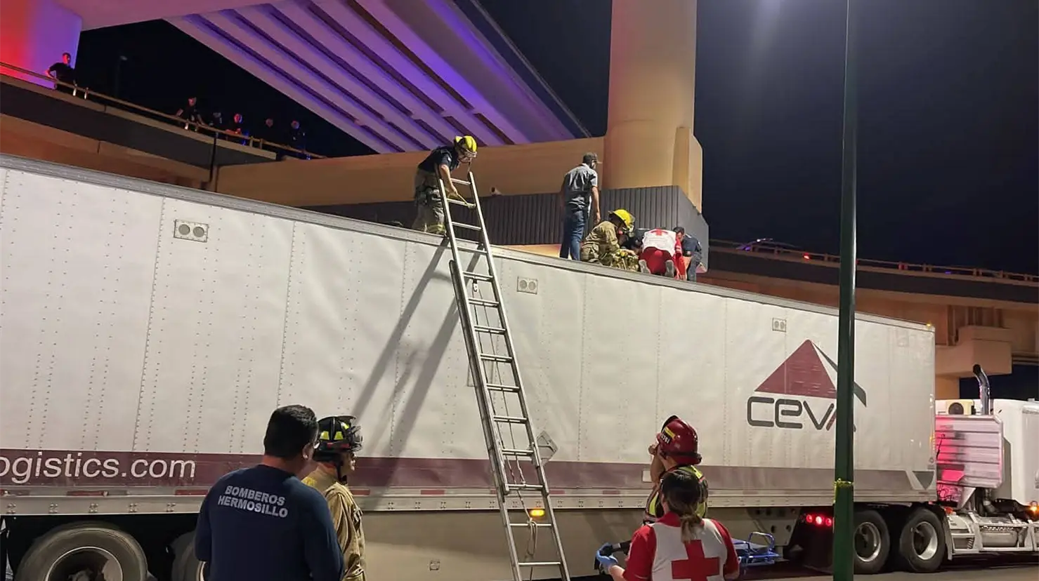 Policías evitan que mujer se arroje desde puente en Hermosillo