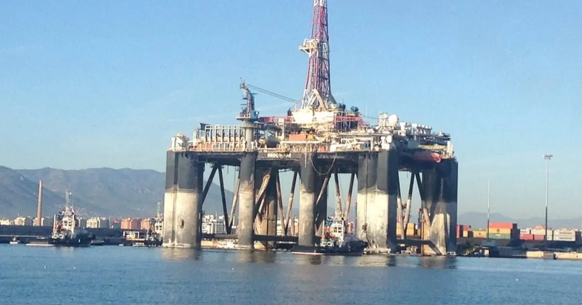 Caen precios del petróleo y suben expectativas bursátiles
