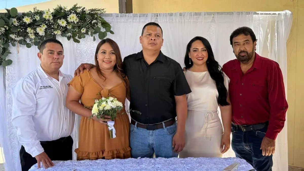 Legalizan su unión en boda colectiva