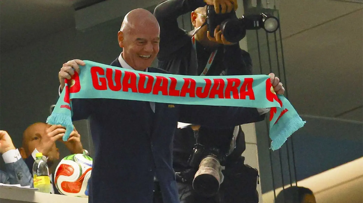 Gianni Infantino obsequia boleto al Mundial a persona con discapacidad en Guadalajara