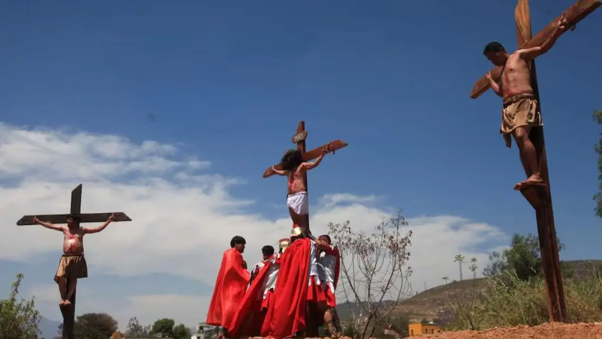 Creyentes participan en celebraciones y actos litúrgicos durante una de las conmemoraciones más importantes para la fe cristiana.
