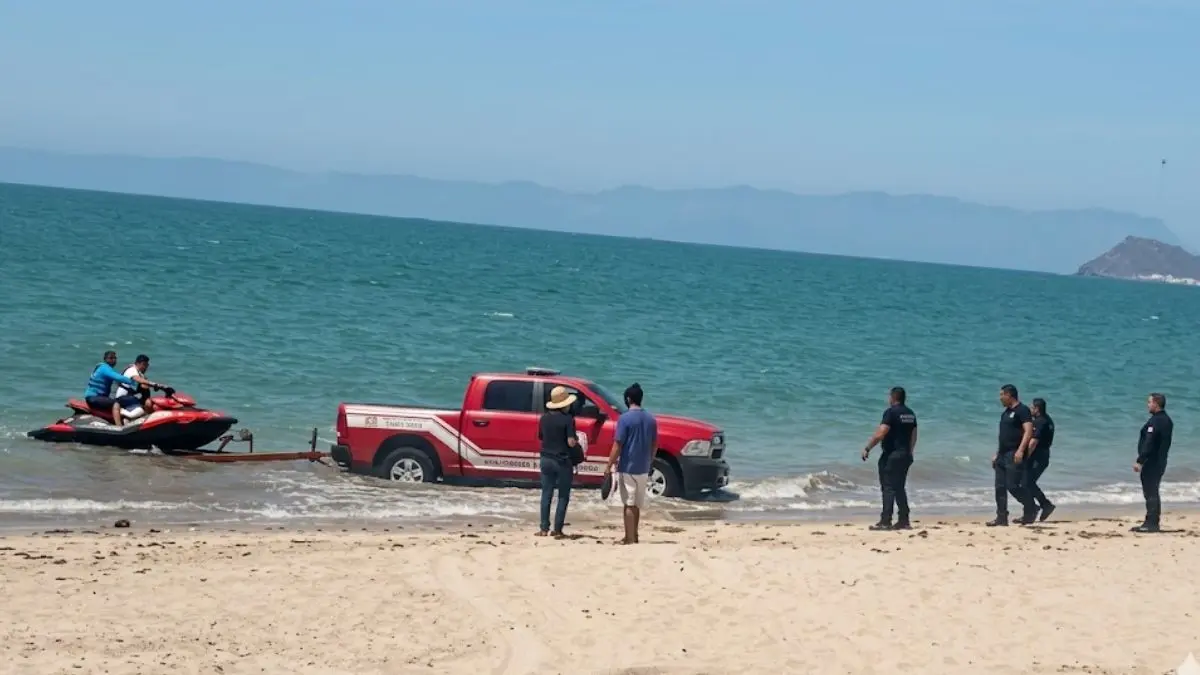Elementos de emergencia realizaron un operativo en el mar para poner a salvo al nadador tras presentar dificultades durante su trayecto.