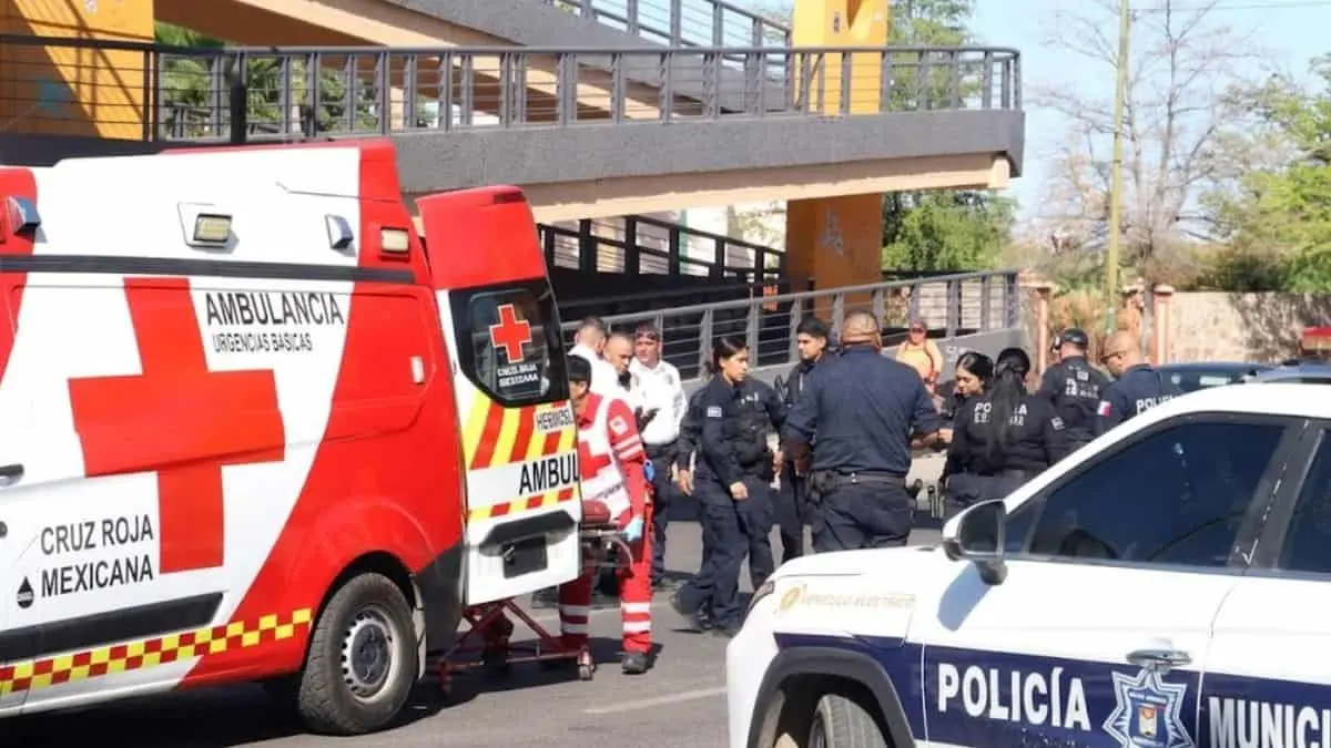 Elementos de seguridad y socorristas atendieron la emergencia ocurrida frente al campus, donde un alumno resultó con lesiones tras el impacto