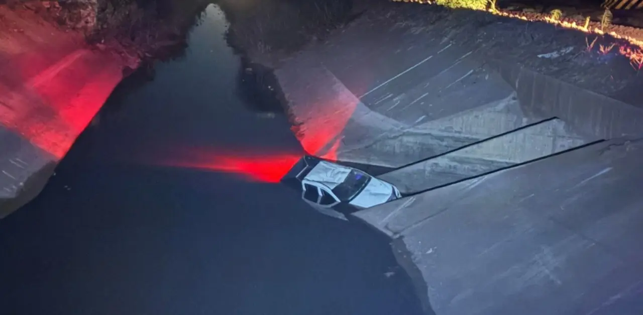 Cae camioneta a dren cerca de la colonia El Rodeo; el chofer perdió el control tras encandilarse