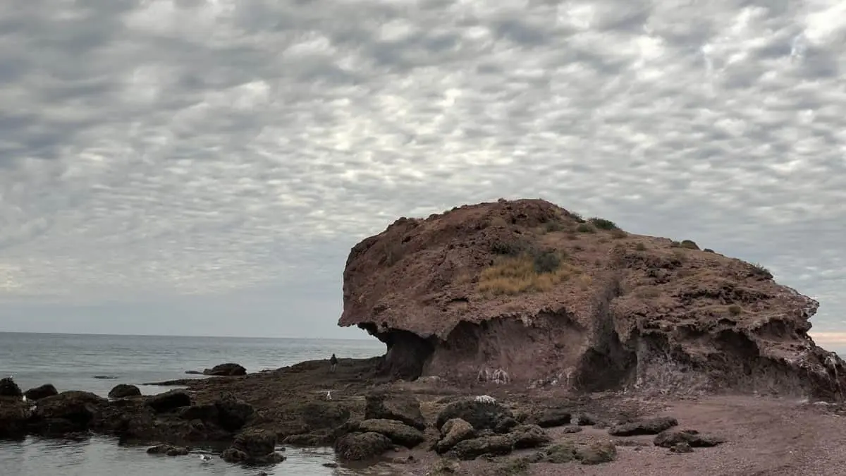 Frente frío 44 genera vientos fuertes y ambiente fresco en Sonora, con posibles lluvias ligeras en zonas del centro y oriente del estado.