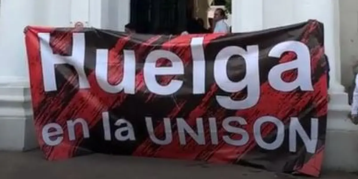 De nueva cuenta, tanto el STEUS como el Sindicato de Trabajadores Académicos de la Universidad de Sonora (STAUS) realizaron una marcha sobre el bulevar Rosales, partiendo desde el edificio de Rectoría hasta el Palacio de Gobierno, donde se manifestaron con lonas y mensajes de protesta