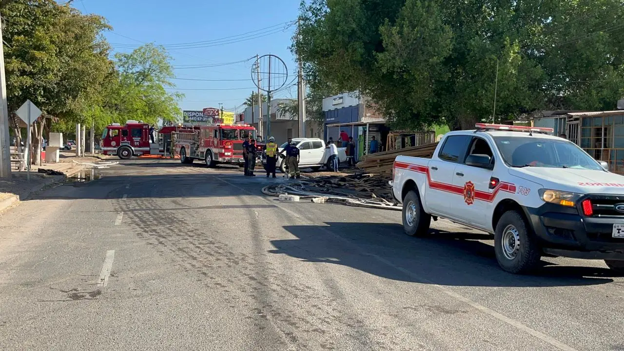 Se movilizan bomberos por incendio de maderería en la colonia Cumuripa