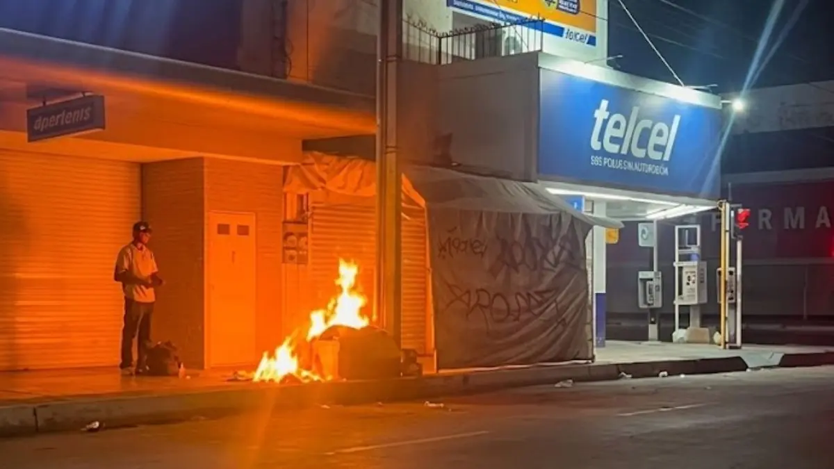 Llamas y humo por quema de basura encendieron la alerta y pusieron en riesgo comercios en plena vía pública.
