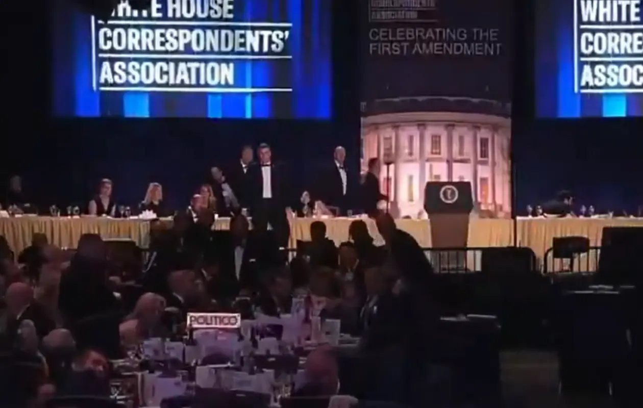 VIDEO | Tiroteo provoca evacuación de Donald Trump durante cena de corresponsales en Washington