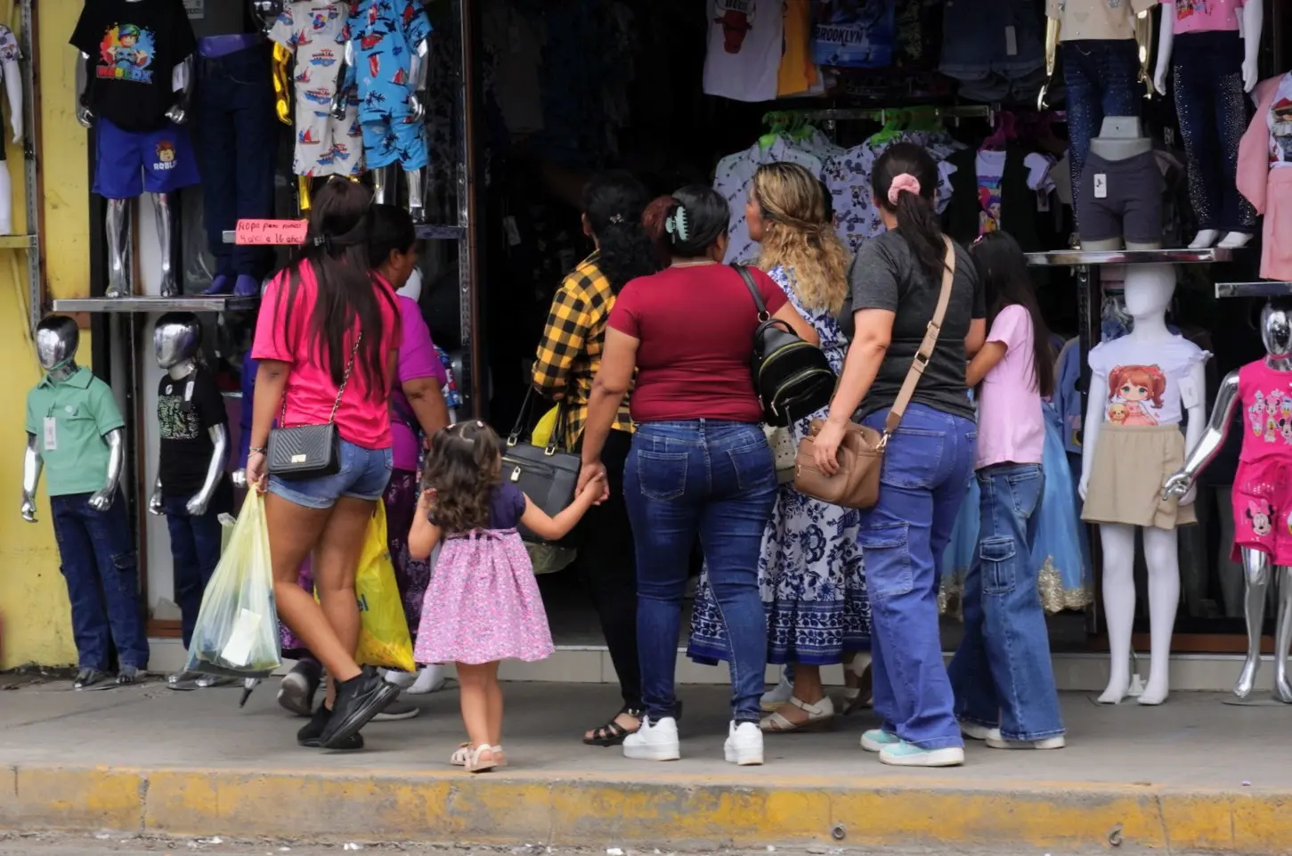 Cumplen padres a sus hijos por Día del Niño
