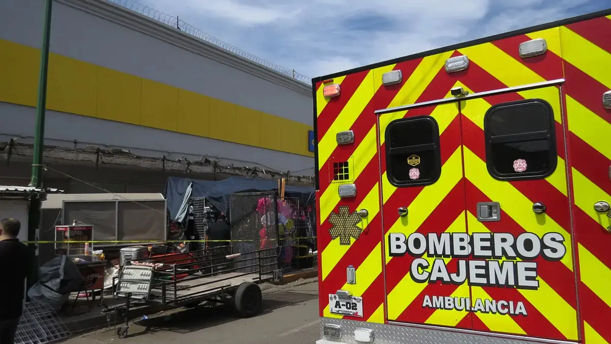 Colapsa fachada de tienda Coppel en el Centro de Ciudad Obregón