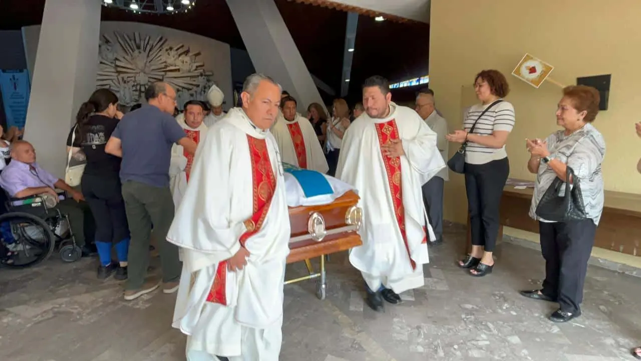 Dan último adiós a padre Ismael Figueroa 