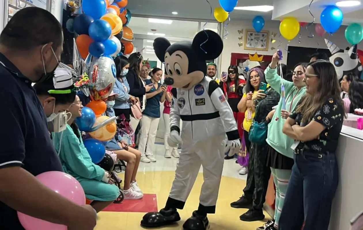 Desde Botargaland Mickey llegó para poner alegría al festejo.