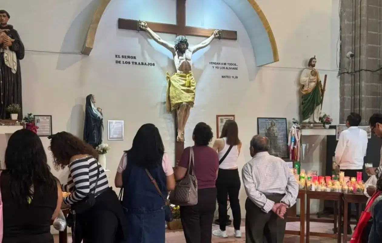 Los fieles encomiendan sus actividades y desafíos laborales.