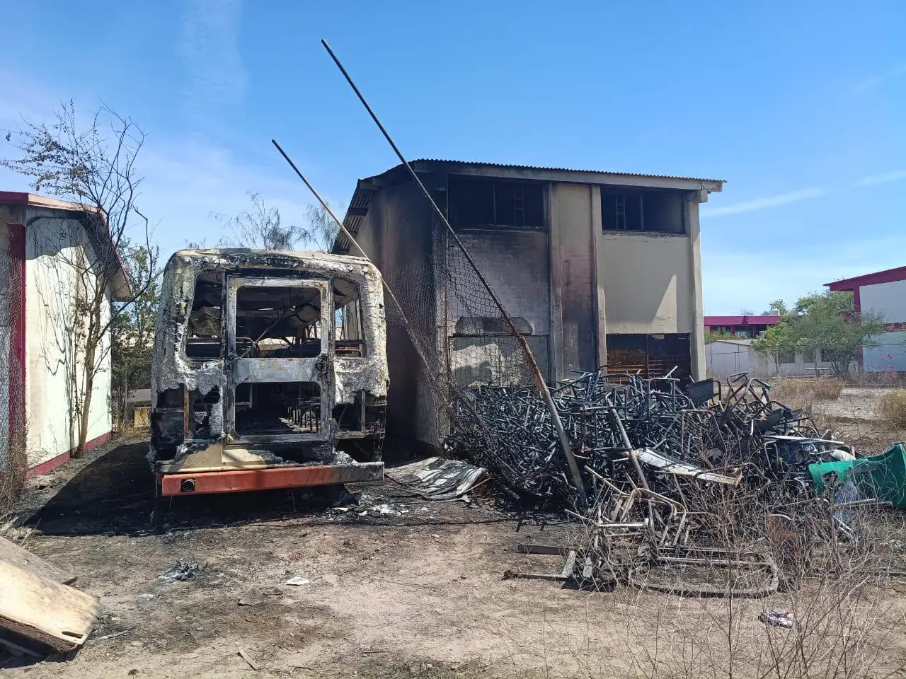 Incendio consume camión escolar en Chirajobampo