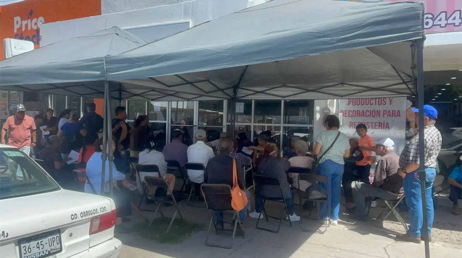 Se instalaron carpas por fuera de las sucusales bancarias para garantizar mayor comodidad a los adultos mayores y personas que acudan a realizar el cobro de sus pensiones