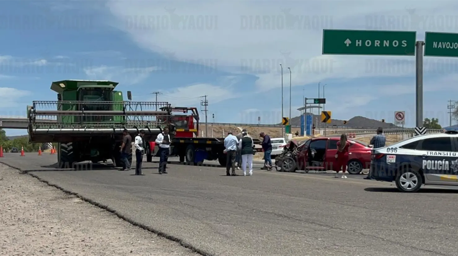 Chocan sedán y trilladora en carretera a Hornos