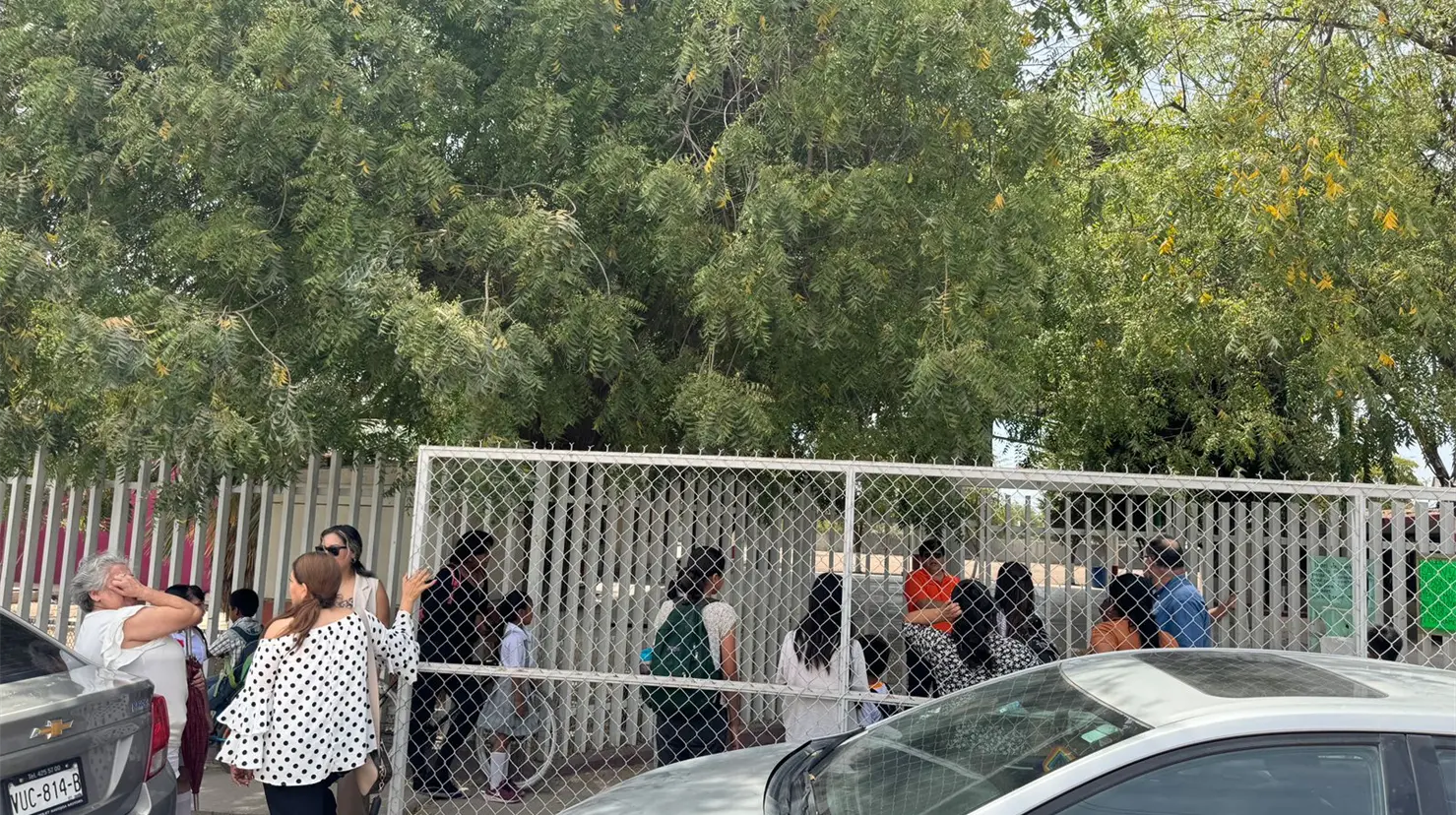 Los padres de familia pusieron un candado para evitar el ingreso al plantel y continuarán gestionando la presencia del personal de intendencia