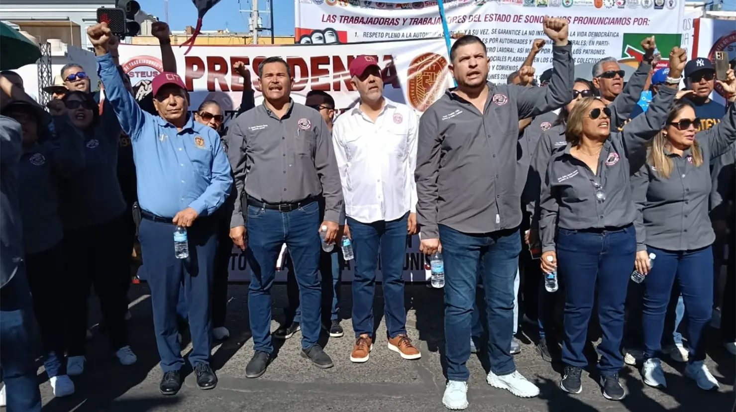 El Steus informó que su movimiento cuenta con el respaldo de la Confederación Internacional de Trabajadores, representada a nivel nacional por el diputado federal Napoleón Gómez Urrutia