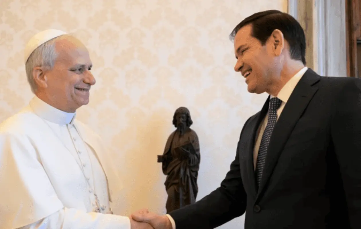 La primera reunión entre ambos fue después de la misa de inicio de pontificado de León XIV en mayo de 2025.
