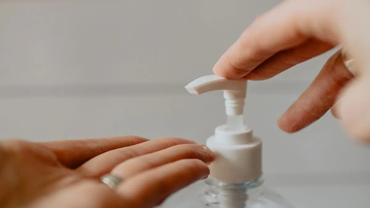 La Real Academia Española mantiene como correcta la forma masculina “el gel” para usos formales y escritos.