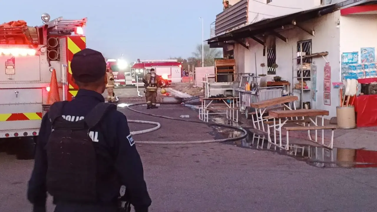 Incendio en abarrote moviliza a bomberos