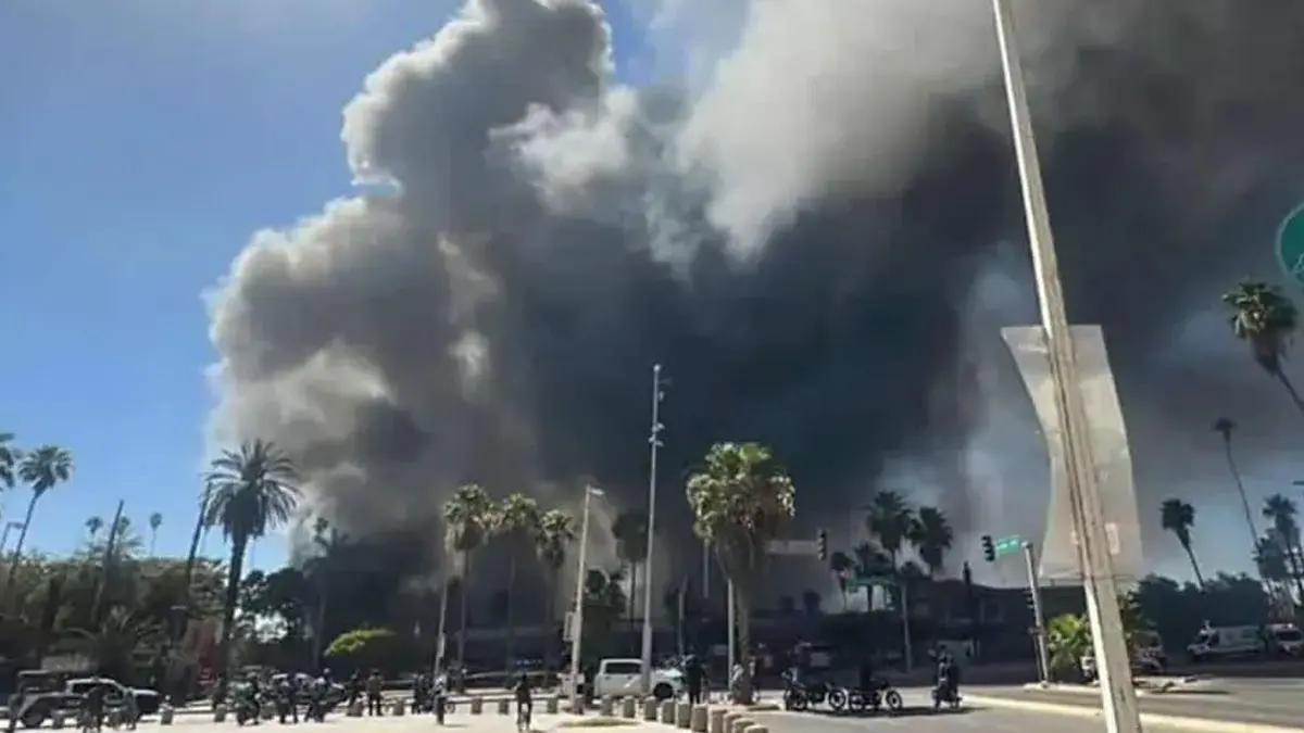 Bomberos y cuerpos de auxilio continúan este viernes las labores tras el incendio en Plaza Fiesta Las Palmas, en Los Mochis, Sinaloa, que dejó al menos ocho personas fallecidas.