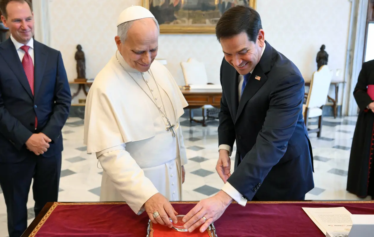 Rubio entregó al papa un pequeño balón de rugby de cristal y destacó su afición por el beisbol.