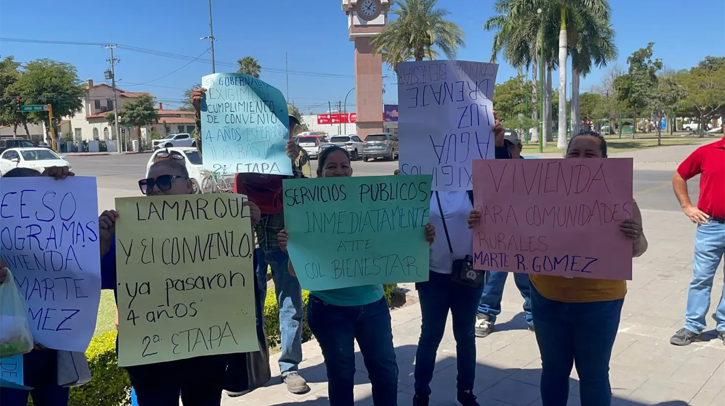 Los asistentes se plantaron por fuera del palacio municipal para exigir que se acelere el proceso de compra de los solares