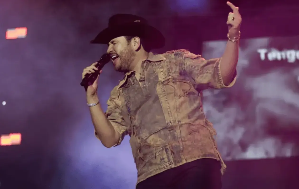 El cantante dijo sentirse entre la espada y la pared pues tenía muchas ganas de presentarse en Los Mochis.