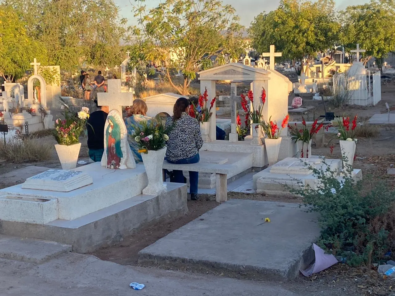 Navojoenses abarrotan panteones para recordar a mamá en el 10 de mayo