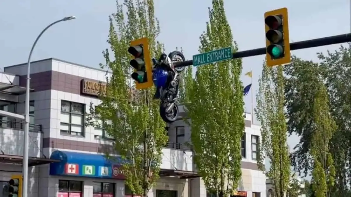 VIDEO | Motocicleta termina colgada de un semáforo tras brutal accidente en Canadá