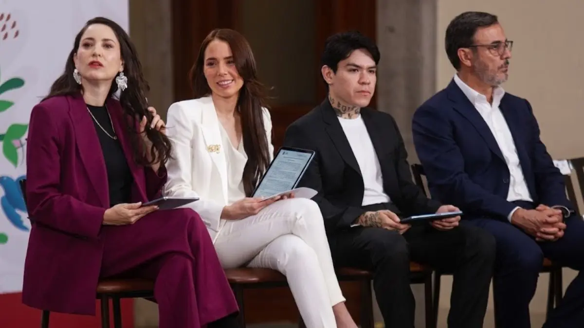 Majo Aguilar y Junior H sorprendieron con presentaciones musicales durante “La Mañanera del Pueblo” realizada en Palacio Nacional.