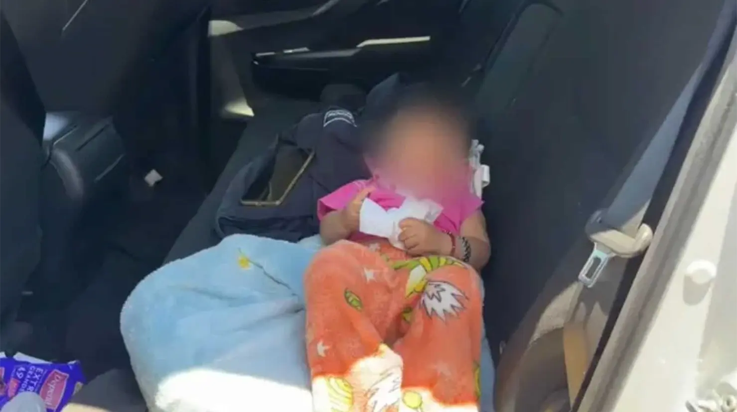 El menor fue encontrado en malas condiciones y sin documentos que acreditaran su identidad o parentesco con el hombre que posteriormente aseguró ser su padre