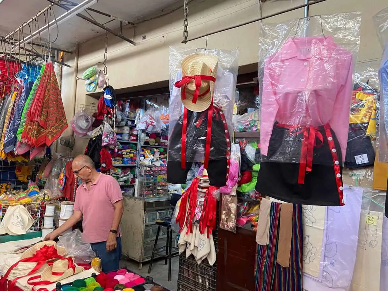 Incrementa venta de trajes y accesorios de San Juan en Navojoa