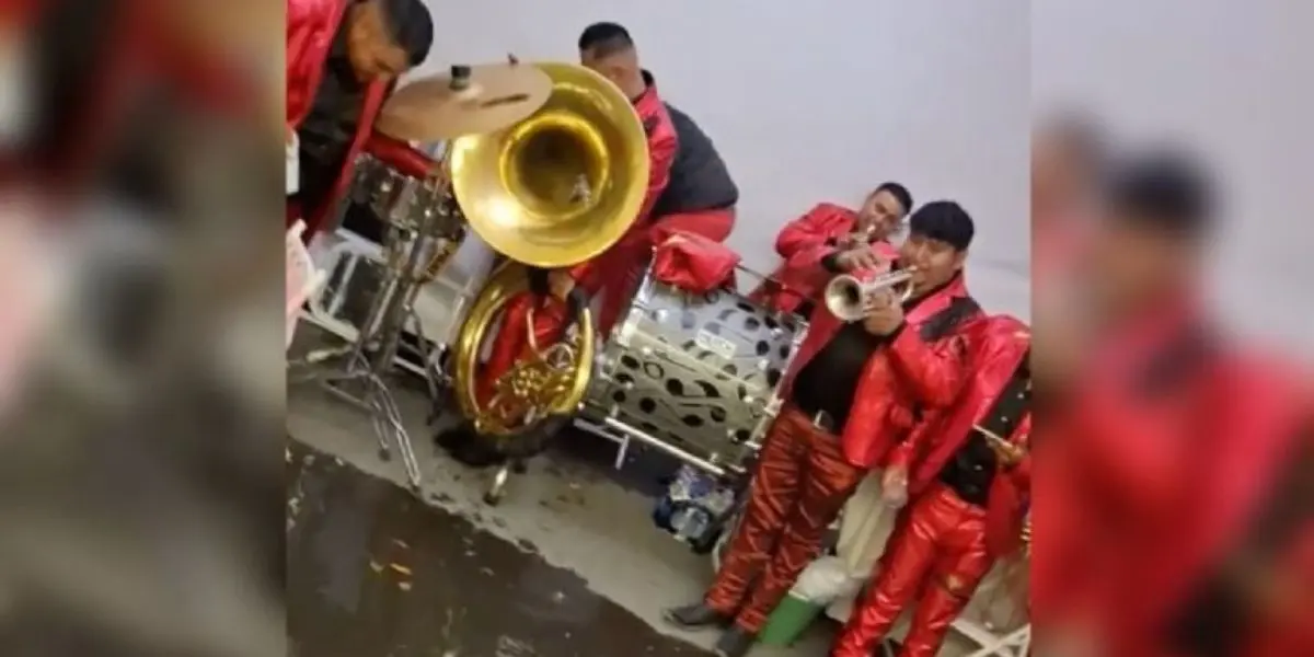 La banda sorprendió a invitados y usuarios en redes sociales al tocar el tema de Titanic mientras la fiesta comenzaba a inundarse.