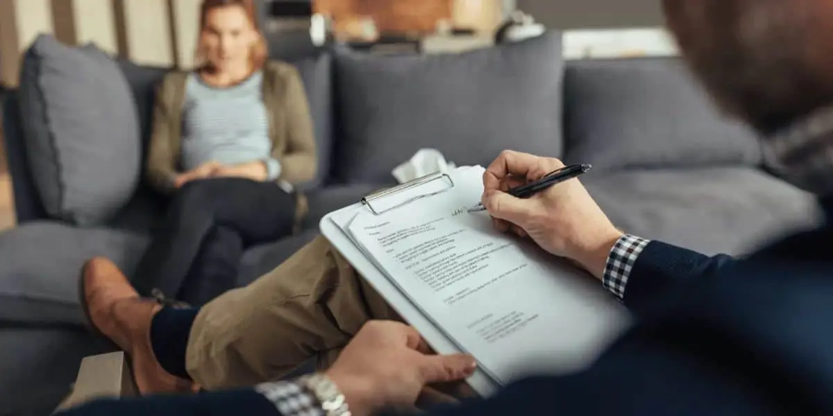 La carrera de Psicología forma profesionales enfocados en el estudio del comportamiento humano, las emociones y los procesos mentales para promover la salud mental