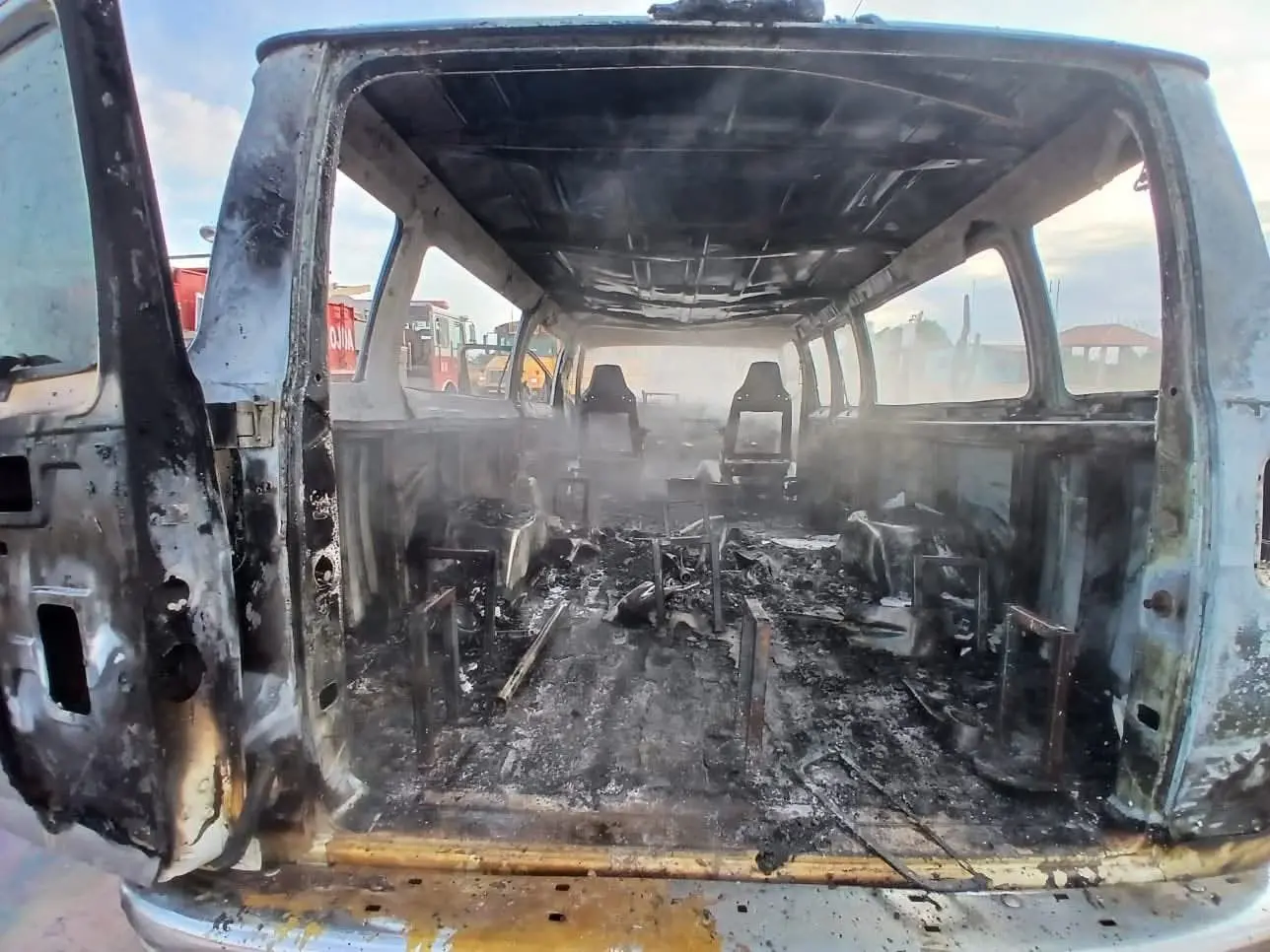 A segundos de la tragedia, arde camioneta con jornaleros en Etchojoa