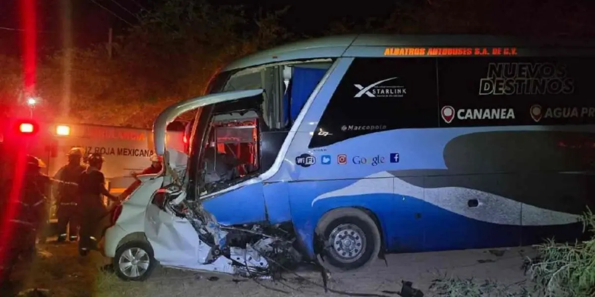El fuerte accidente entre un autobús de pasajeros y un automóvil ocurrió durante la madrugada de este domingo.