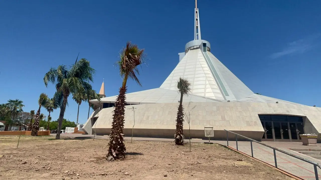Reforestan el exterior de Catedral de Ciudad Obregón