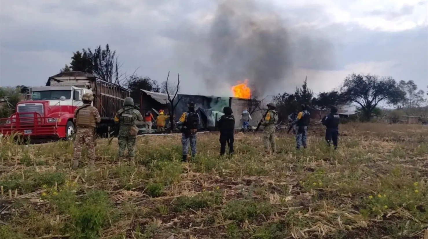 Descubren bodega de huachicol tras incendio de un vehículo en Guanajuato; aseguran cisternas y contenedores