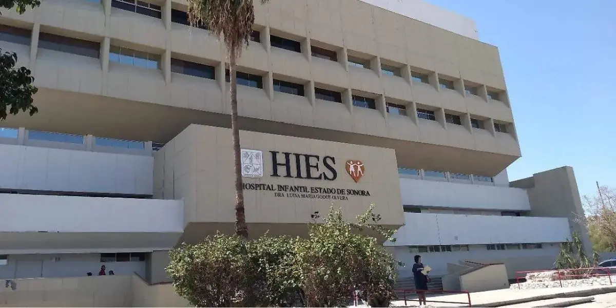 El alumno fue auxiliado por cuerpos de emergencia tras desvanecerse mientras esperaba el transporte rumbo a su escuela.