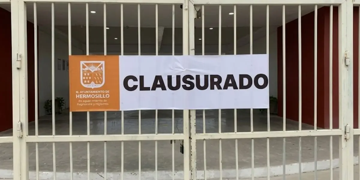 Sellos de clausura fueron colocados en los accesos del Colegio Regional de México, en Hermosillo, tras una revisión realizada por autoridades municipales.