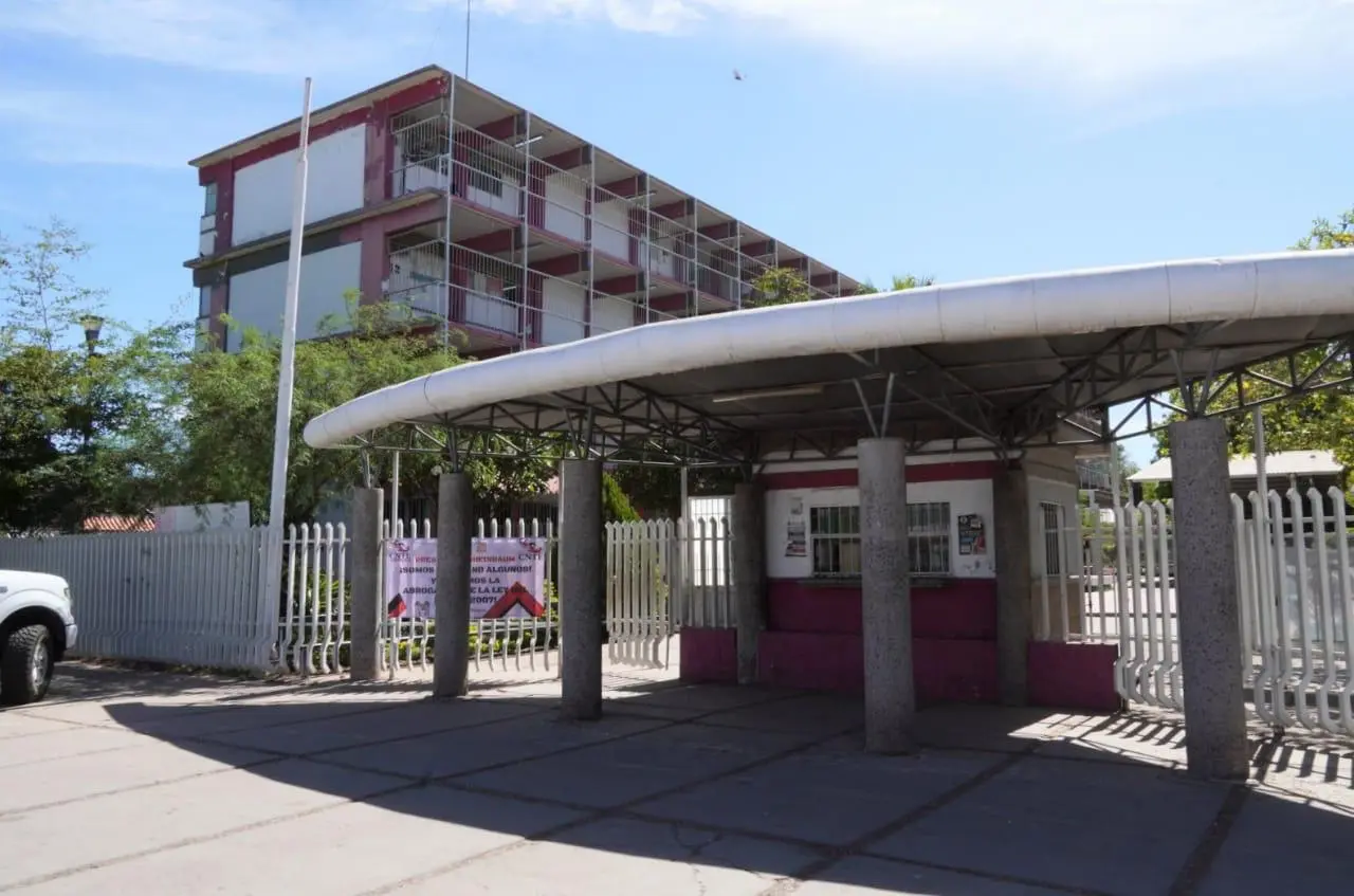 Los maestros de la secundaria continúan asistiendo para llevar a cabo los procesos educativos.