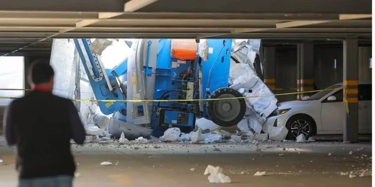 Trabajadores de emergencia atendieron a tres personas lesionadas tras el colapso de una superficie de concreto en una plaza comercial del poniente de Hermosillo. (créditos a quien corresponda)