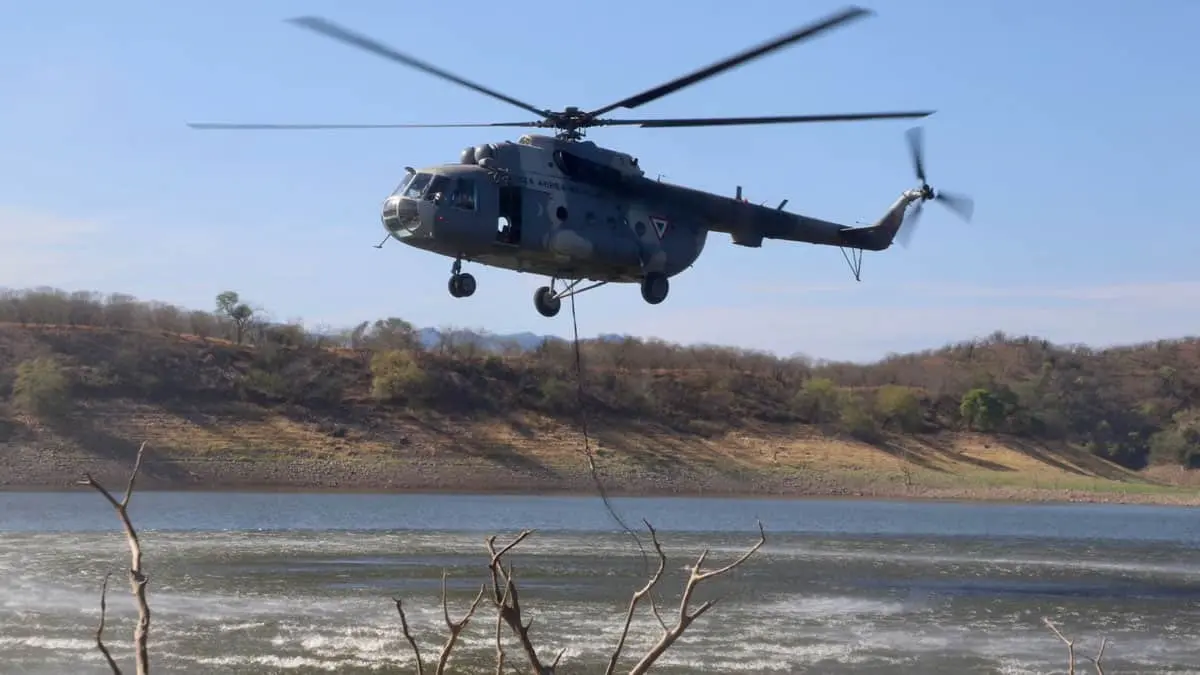 Un total de 123 combatientes forestales, apoyados por un helicóptero de la Fuerza Aérea Mexicana y 15 vehículos terrestres, mantienen las labores para controlar y liquidar el incendio.